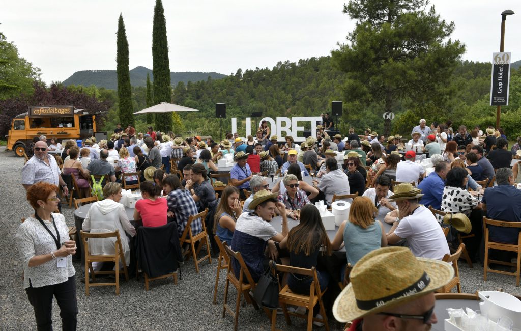 Prop de 500 persones celebren els 60 anys de Grup Llobet amb una gran festa al Celler Abadal