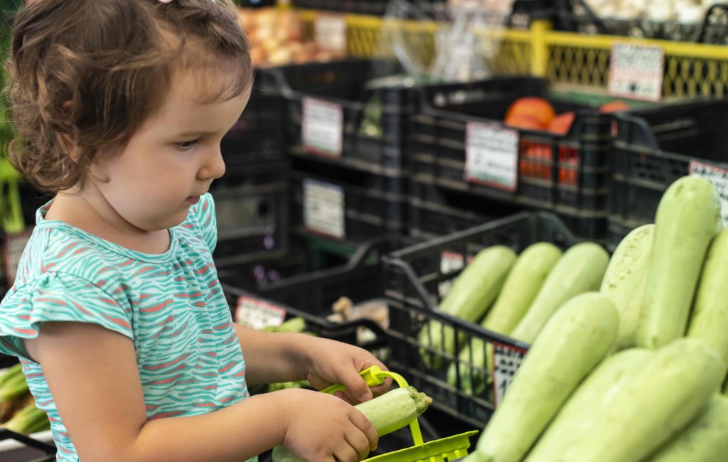 Cinc beneficis d’anar a comprar amb els nens i nenes
