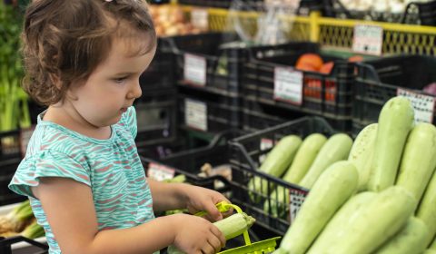Cinc beneficis d’anar a comprar amb els nens i nenes