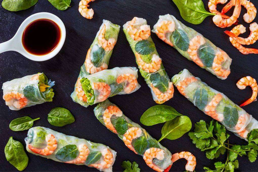 Rollitos de primavera, en esta imagen vemos varios junto a una salsa de soja